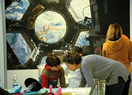 Un occhio al cielo e l'altro dentro il microscopio: fino a luglio la scienza invade Mirafiori Sud