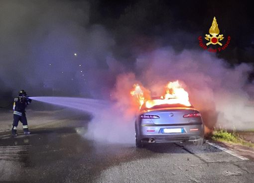 Bibiana, auto in fiamme in via Pinerolo: incolume il conducente Bibiana, auto in fiamme in via Pinerolo: incolume il conducente
