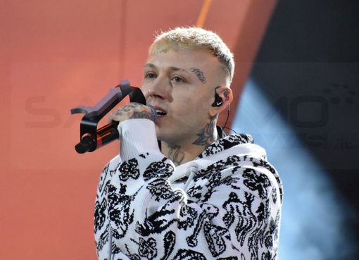 Lazza all'Inalpi Arena per la tappa del suo Locura Tour