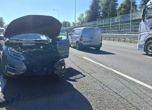 Altro incidente sulla tangenziale: 3 persone ferite e circolazione paralizzata Altro incidente sulla tangenziale: 3 persone ferite e circolazione paralizzata