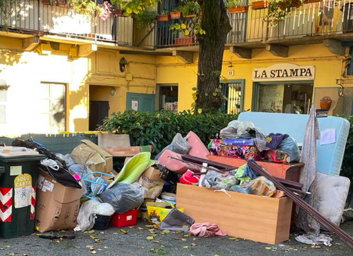 Mobili, coperte e materassi: una montagna di rifiuti in &quot;bella vista&quot; in piazza Freguglia
