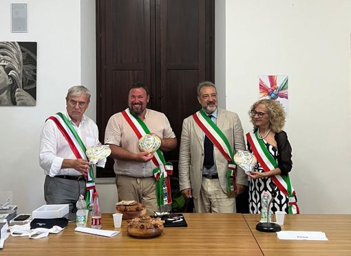 I sindaci del gemellaggio di Ventotene con Maurizia Allisio a destra I sindaci del gemellaggio di Ventotene con Maurizia Allisio a destra