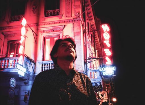 Narratore Urbano: "Racconto il presente attraverso le mie sensazioni. Torino è la città ideale per farlo" Narratore Urbano: "Racconto il presente attraverso le mie sensazioni. Torino è la città ideale per farlo"