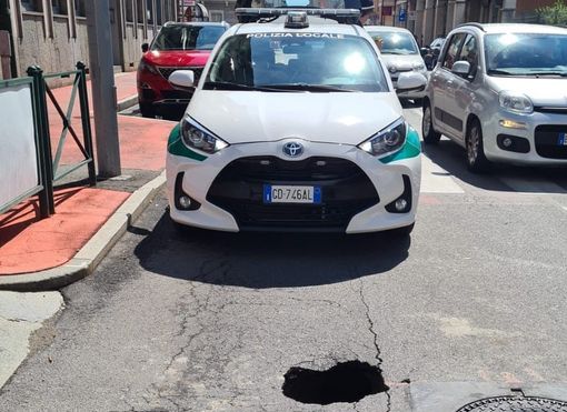 polizia locale nichelino, voragine e soccorso a giovane polizia locale nichelino, voragine e soccorso a giovane