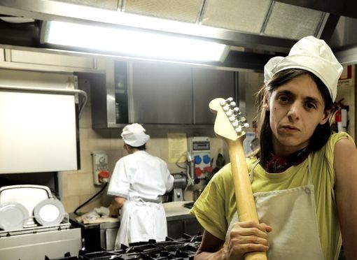 Lucio Corsi si esibisce dal vivo a Venaria Lucio Corsi si esibisce dal vivo a Venaria