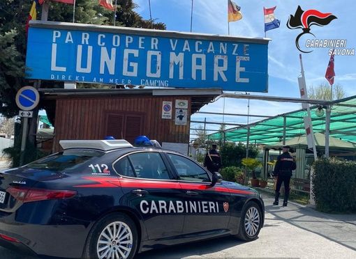 Camping Lungomare con auto dei carabinieri di fronte Camping Lungomare con auto dei carabinieri di fronte