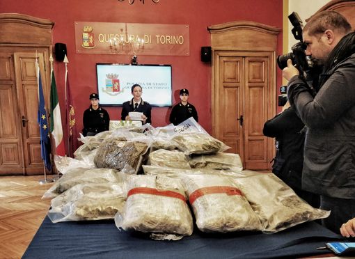 Maxi sequestro di marijuana a Mirafiori: serviva a rifornire i clienti per le feste di Natale [VIDEO]