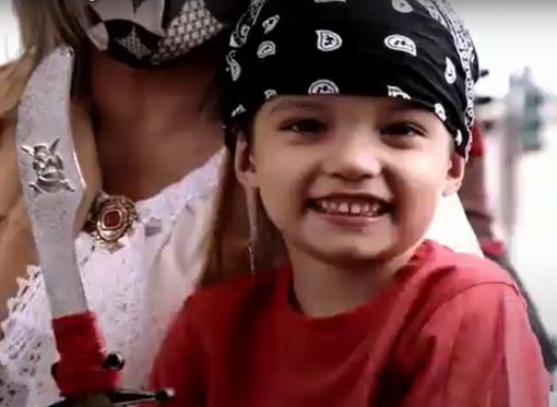 bimbo vestito da pirata