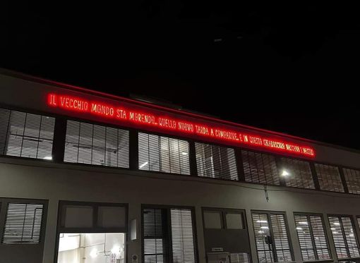 Quando l'arte incontra un parcheggio: l'opera luminosa di Jaar sul multipiano Lancia Quando l'arte incontra un parcheggio: l'opera luminosa di Jaar sul multipiano Lancia