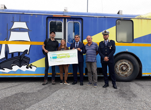 persone davanti a un bus