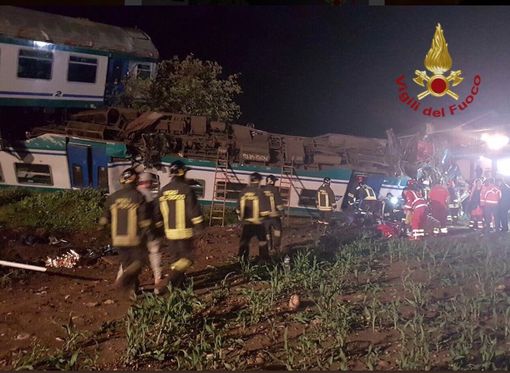 Disastro ferroviario a Caluso, morto il macchinista del treno e l'autista dell'auto di scorta al Tir Disastro ferroviario a Caluso, morto il macchinista del treno e l'autista dell'auto di scorta al Tir