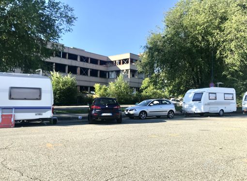 I nomadi tornano a occupare via Monteverdi: distesa di camper e roulotte davanti alle ex poste I nomadi tornano a occupare via Monteverdi: distesa di camper e roulotte davanti alle ex poste