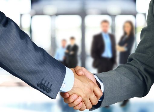 Anche a Torino si fa largo un nuovo modo per far crescere il proprio business: l'aperitivo di lavoro