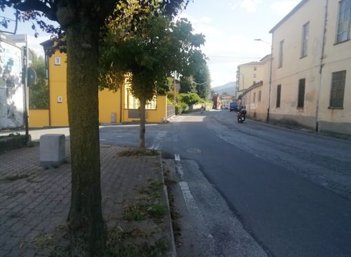 Il tratto di marciapiede mancante in via Pinerolo
