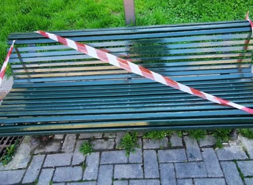 Le panchine appena restaurate messe ko dai vandali: &quot;Così si sprecano soldi pubblici&quot;