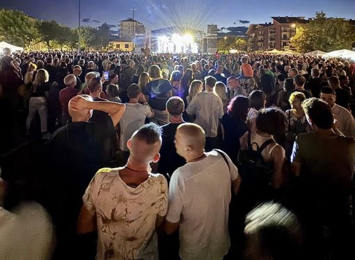 Alex Britti fa ballare tutta piazza Dolci per il Beinasco Summer Festival Alex Britti fa ballare tutta piazza Dolci per il Beinasco Summer Festival