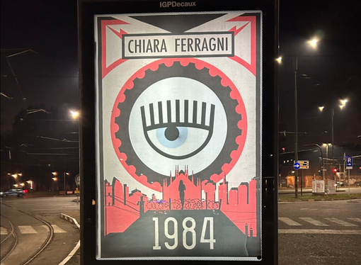 Chiara Ferragni finisce sui manifesti del Banksy di Torino in stile "1984": "Prigioniera dei suoi stessi social"