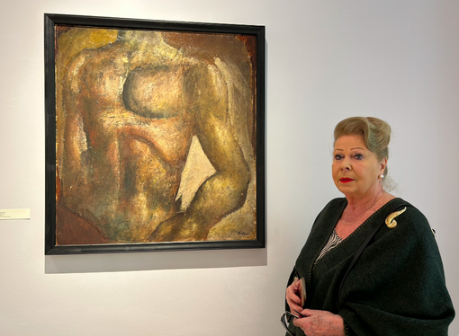 Romana Sironi di fianco all'opera &quot;Busto Virile&quot;