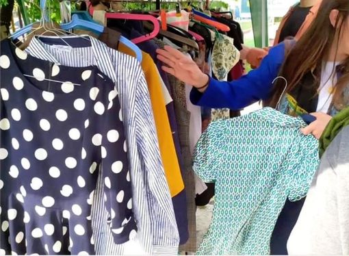 A Torino arriva lo "swap party": scambi di abiti per favorire solidarietà e sostenibilità