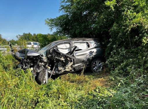 Supera le barriere e finisce in una scarpata: 4 feriti e paura sull'A5