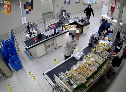 "Tradito" dai suoi tatuaggi, che lo rendono riconoscibile: arrestato un rapinatore seriale