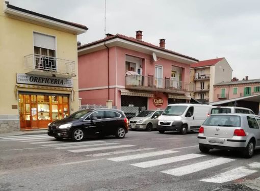 Troppi investimenti sulle strisce pedonali a Luserna San Giovanni? «Toglieremo dei parcheggi in via I Maggio»