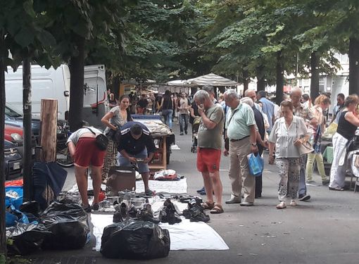 Venditori abusivi anche in corso Racconigi: &quot;Intervengano i vigili&quot;