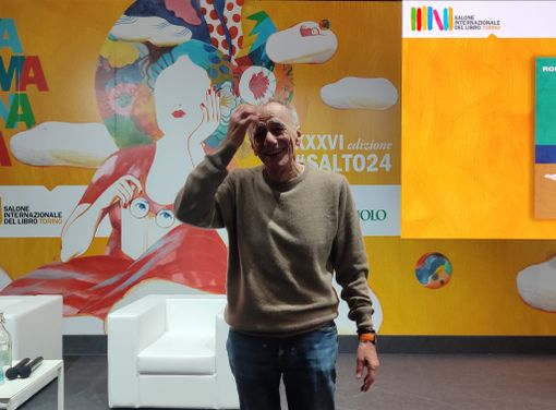 Tra il silenzio e il tuono”, la vita di Roberto Vecchioni al Salone del libro Tra il silenzio e il tuono”, la vita di Roberto Vecchioni al Salone del libro