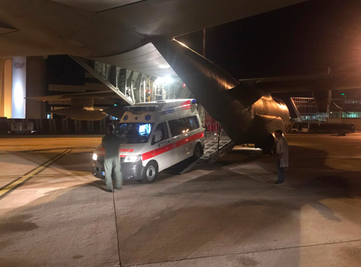 Da Bari a Torino, l'ambulanza viaggia sul volo militare: paziente portato al Centro Trapianti delle Molinette Da Bari a Torino, l'ambulanza viaggia sul volo militare: paziente portato al Centro Trapianti delle Molinette