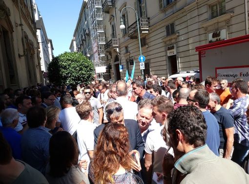 Gioco d'azzardo, i lavoratori del “gioco legale” protestano a Palazzo Lascaris: verranno auditi in Consiglio regionale (VIDEO) Gioco d'azzardo, i lavoratori del “gioco legale” protestano a Palazzo Lascaris: verranno auditi in Consiglio regionale (VIDEO)