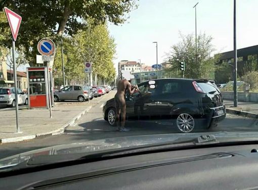 Un uomo nudo a spasso per le vie di Mirafiori Un uomo nudo a spasso per le vie di Mirafiori