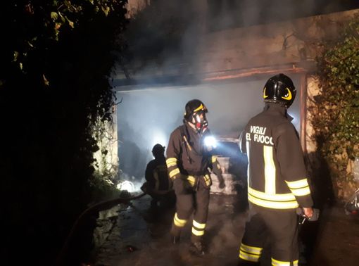 Fiamme in un garage a San Pietro Val Lemina: un ferito Fiamme in un garage a San Pietro Val Lemina: un ferito