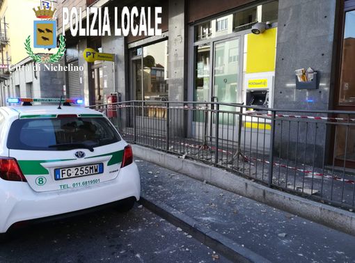 Nichelino, paura per la caduta di calcinacci davanti all'ufficio postale: nessun ferito