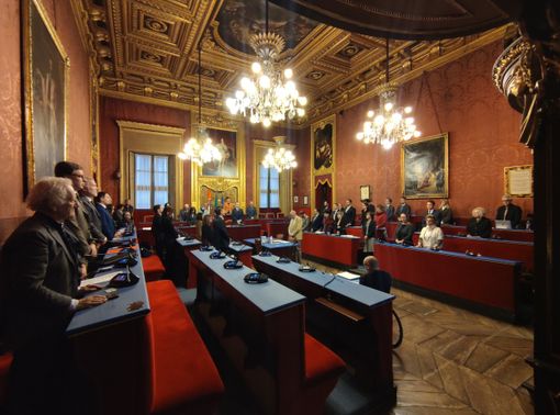 In piedi e in silenzio per un minuto: la Sala Rossa ricorda Franco Cravarezza e Roberto Maroni In piedi e in silenzio per un minuto: la Sala Rossa ricorda Franco Cravarezza e Roberto Maroni