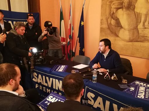Tensioni a Torino per l'arrivo dei leader della Lega e di Forza Nuova Tensioni a Torino per l'arrivo dei leader della Lega e di Forza Nuova