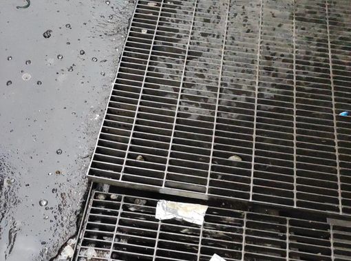 Inciampa su una grata lasciata sollevata e si frattura tre costole Inciampa su una grata lasciata sollevata e si frattura tre costole