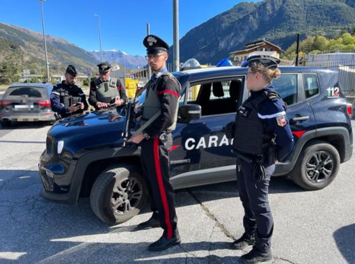 Pattuglie Carabinieri - Gendarmeria francese: ad Oulx il primo servizio congiunto Pattuglie Carabinieri - Gendarmeria francese: ad Oulx il primo servizio congiunto