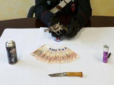 Ruba la borsetta all'ex fidanzata e chiede riscatto, arrestato italiano di 49 anni Ruba la borsetta all'ex fidanzata e chiede riscatto, arrestato italiano di 49 anni