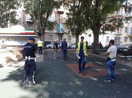 Barriera di Milano: dopo pochi giorni dal blitz della polizia, nei giardini di via Montanaro tornano i clochard