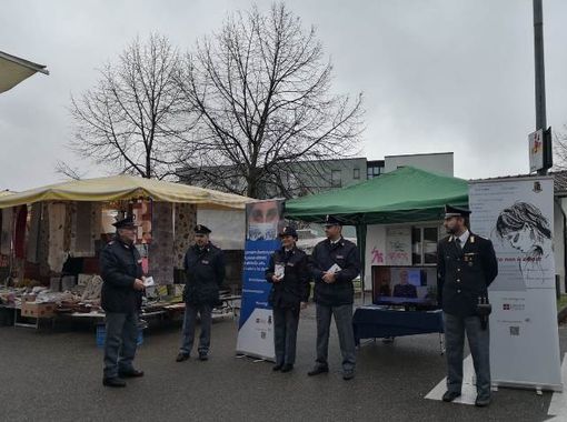 &quot;Questo non è amore&quot;: il camper della Polizia al mercato rionale di Ivrea