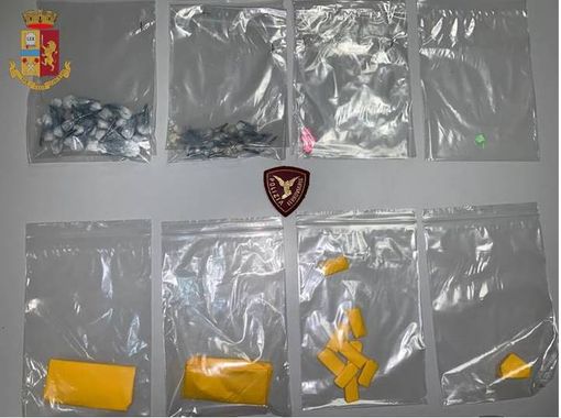 Alla stazione con droga e armi da taglio: la Polizia ferma un gruppo di ragazzi che sta per salire sul treno