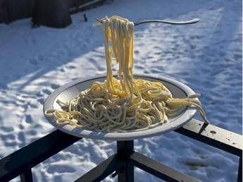 Freddo artico negli Usa, gli spaghetti si congelano e restano sospesi: il video è virale