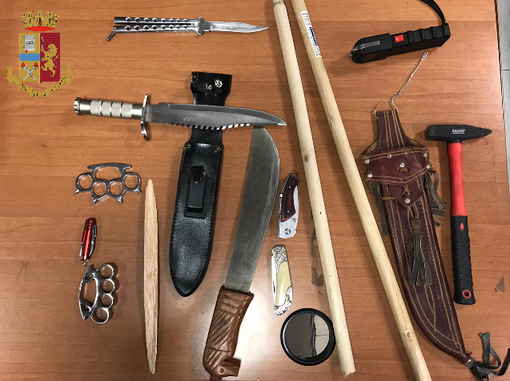 Quarantenne furioso minaccia la compagna con un coltello e poi sfascia la casa: arrestato per maltrattamenti