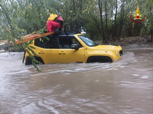 auto nel guado auto nel guado