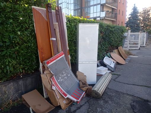 discarica a cielo aperto con rifiuti a bordo strada