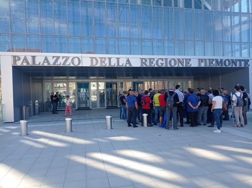 Protesta dei lavoratori del trasporto locale di fronte al grattacielo della Regione Protesta dei lavoratori del trasporto locale di fronte al grattacielo della Regione