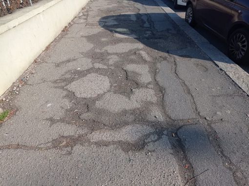 Marciapiede con buche e difetti Marciapiede con buche e difetti