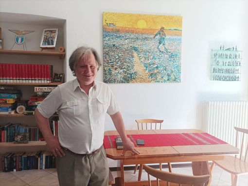 Il pastore Ruggero Marchetti vicino al quadro del Seminatore di Van Gogh Il pastore Ruggero Marchetti vicino al quadro del Seminatore di Van Gogh