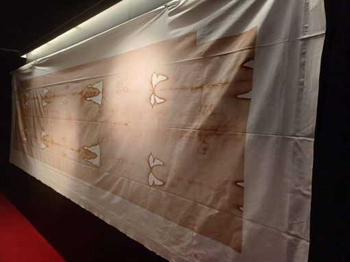 La Sindone posata su una statua e non su un corpo? Repole: "Preoccupato per la superficialità di certe conclusioni" La Sindone posata su una statua e non su un corpo? Repole: "Preoccupato per la superficialità di certe conclusioni"