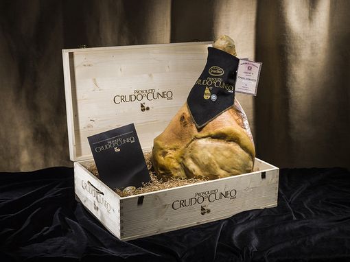 prosciutto crudo su tavola imbandita